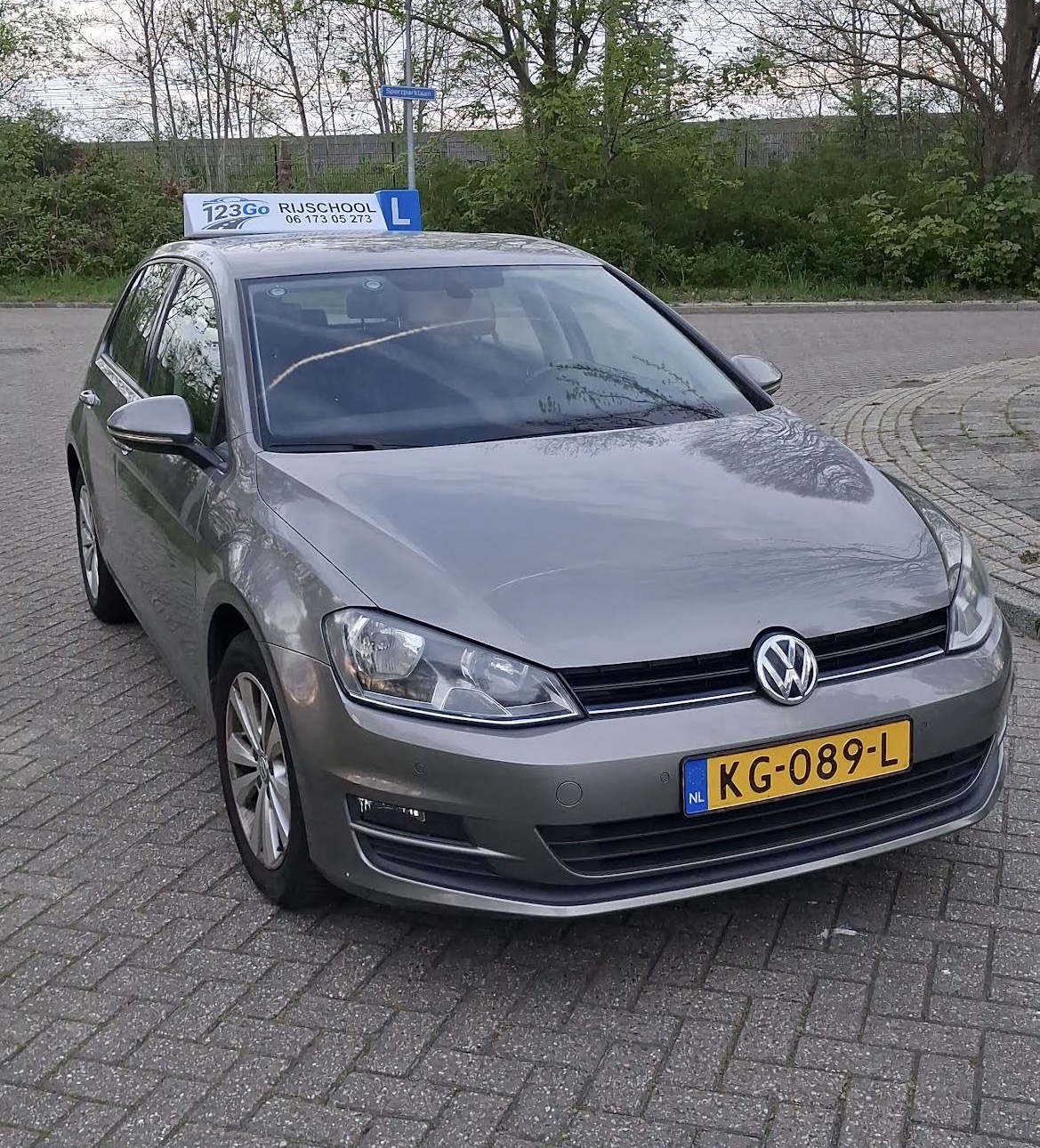 Lesauto van Rijschool 123 GO met daklicht