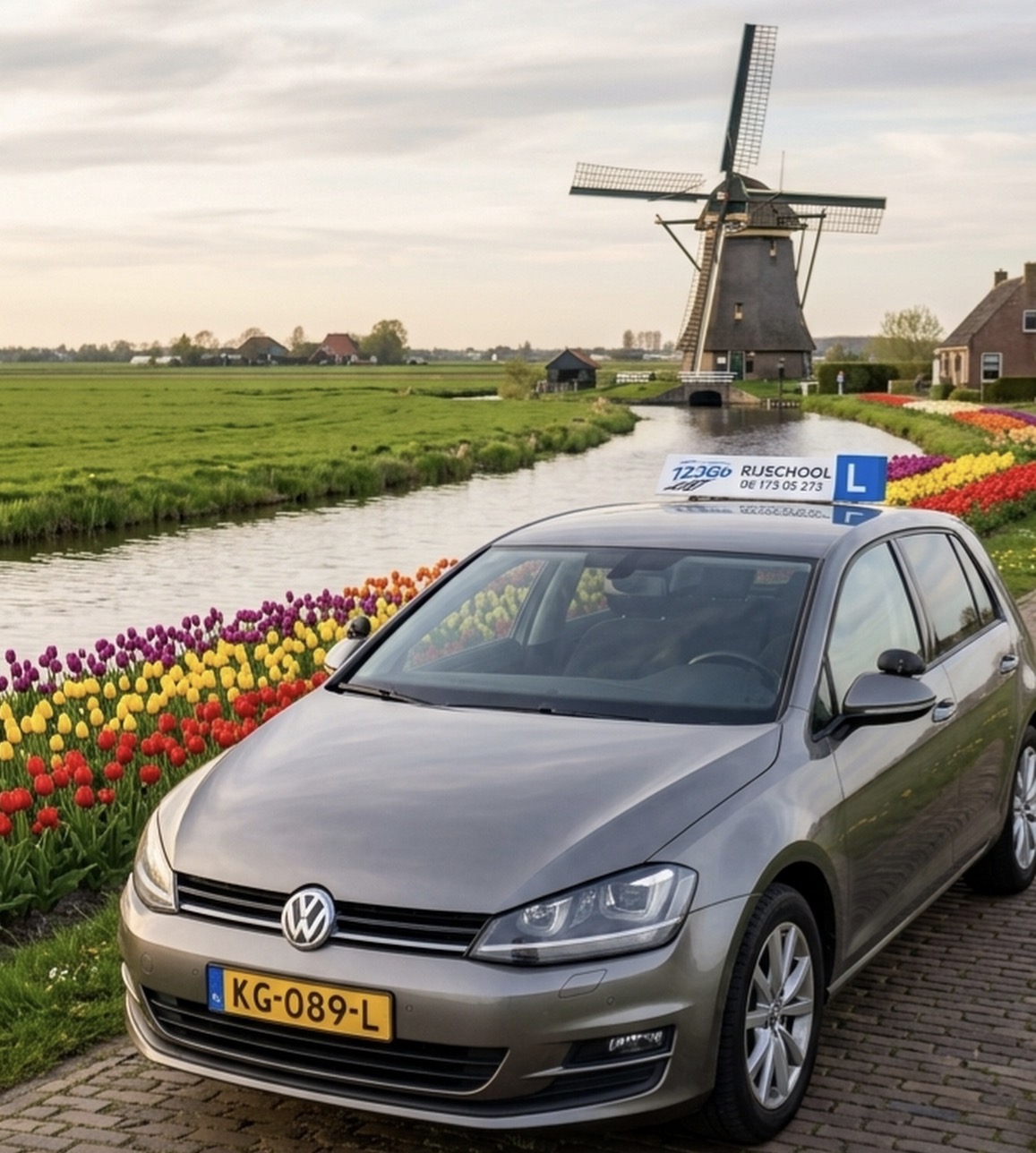 Lesauto van Rijschool 123 GO bij een Hollandse molen met tulpen