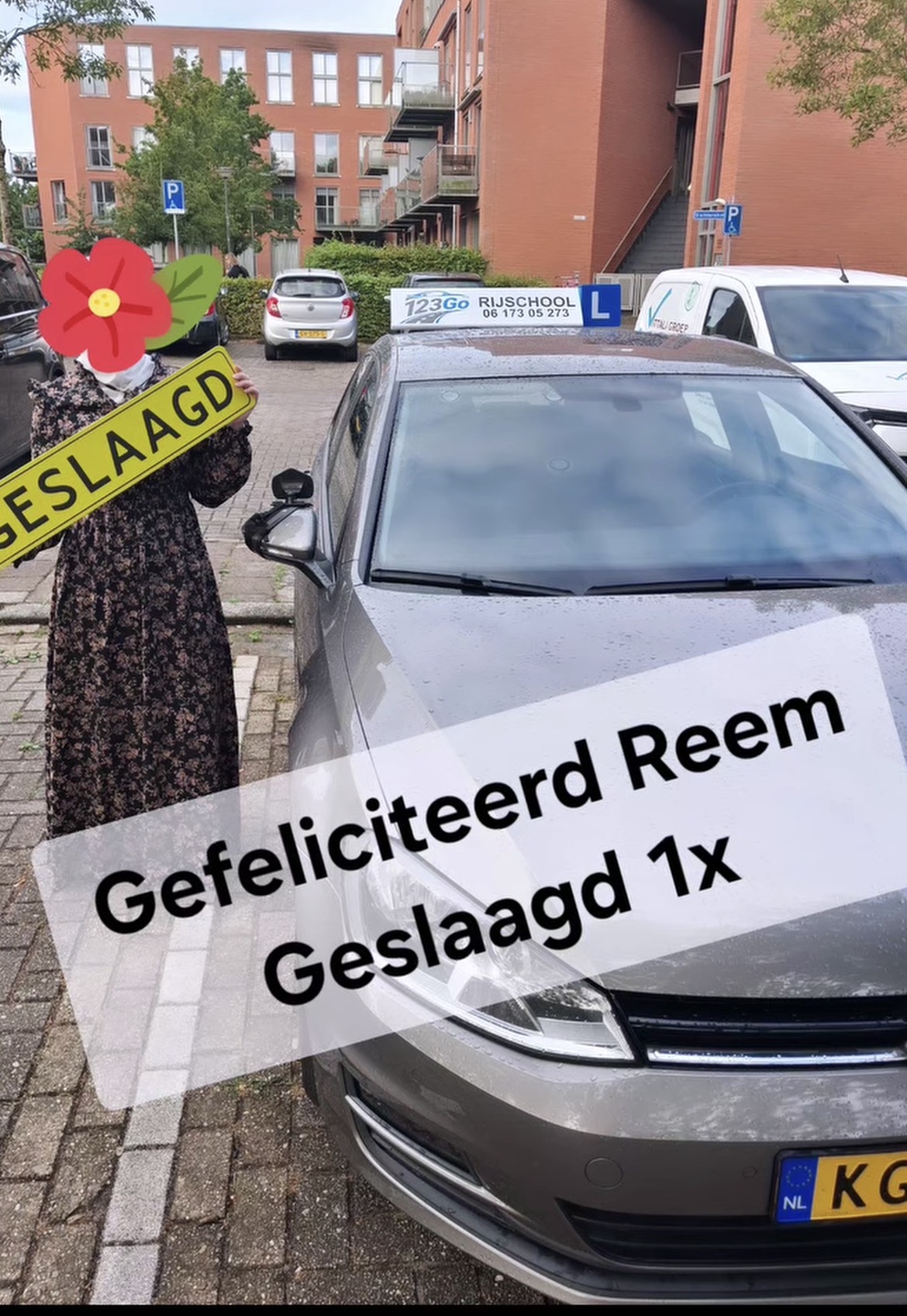 Geslaagde leerling bij de lesauto van Rijschool 123 GO
